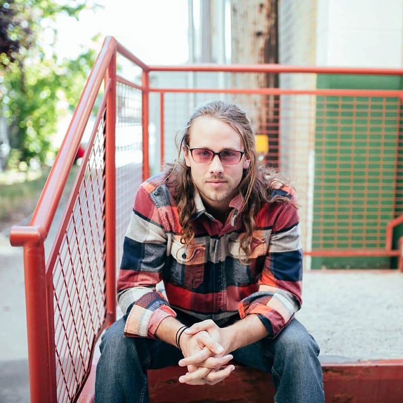 Man wearing the Jura frame migraine glasses by Axon Optics